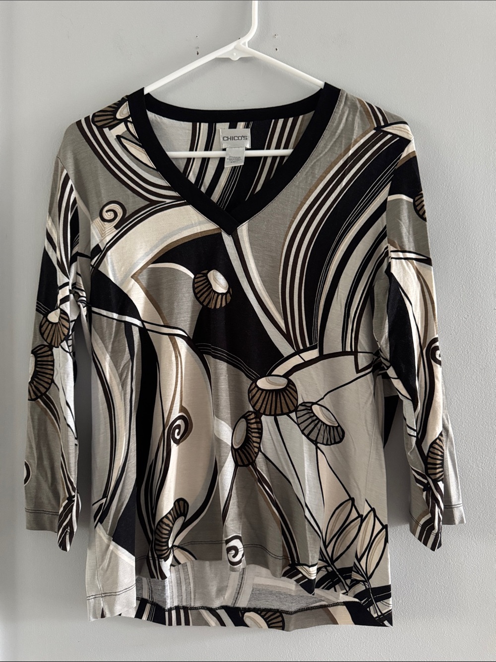 Chico's Size 1 (Medium) Abstract Print 3/4 Sleeve V-Neck Top